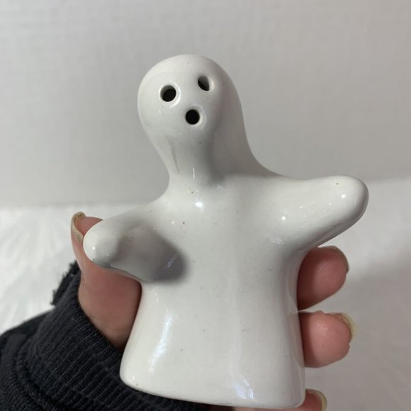 HUGGING GHOSTS BLACK WHITE SALT AND PEPPER SHAKERS - Picture 6 of 12